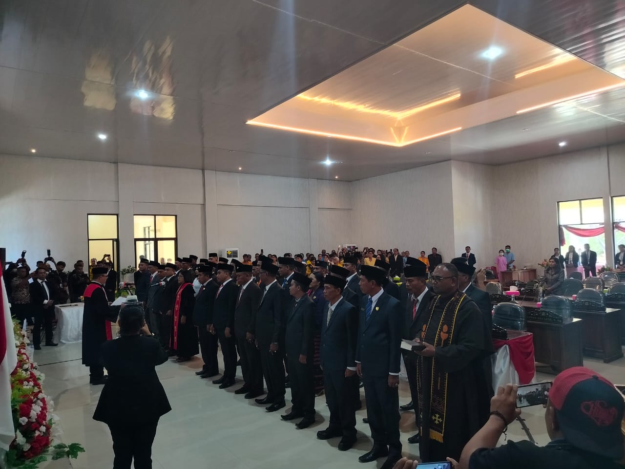 Wakil Ketua Pengadilan Negeri Sumba Barat, Kadek Dedi Arcana, S.H, M.H secara resmi melantik 35 anggota DPRD Sumba Barat Daya periode 2024-2029 di ruang sidang utama DPRD Sumba Barat Daya.