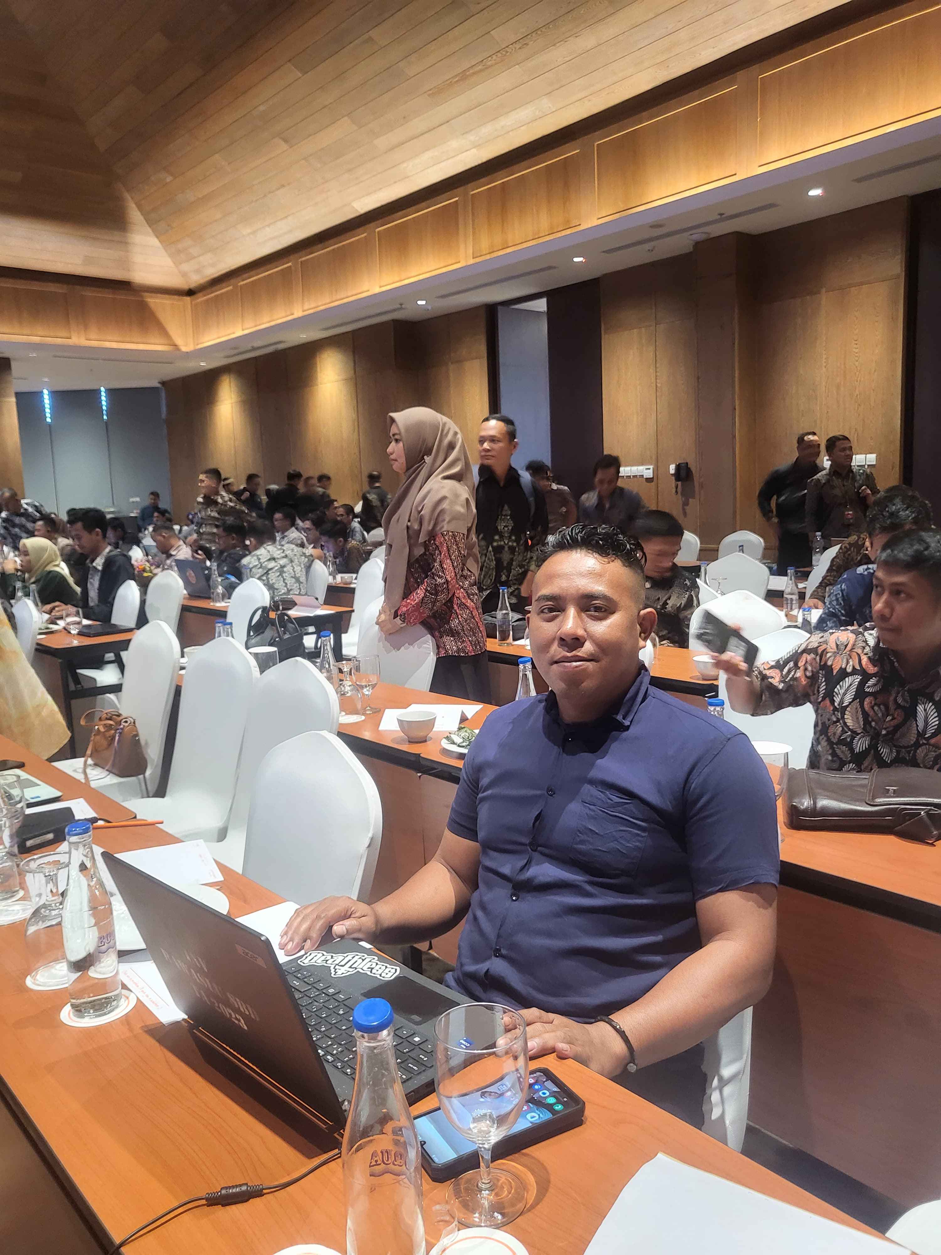 Foto :  Staf Humas Bawaslu SBD Pengelola Website Utama saat mengikuti Kegiatan Sosialisasi Pengelolaan Website utama Bawaslu Hasil Unifikasi.  