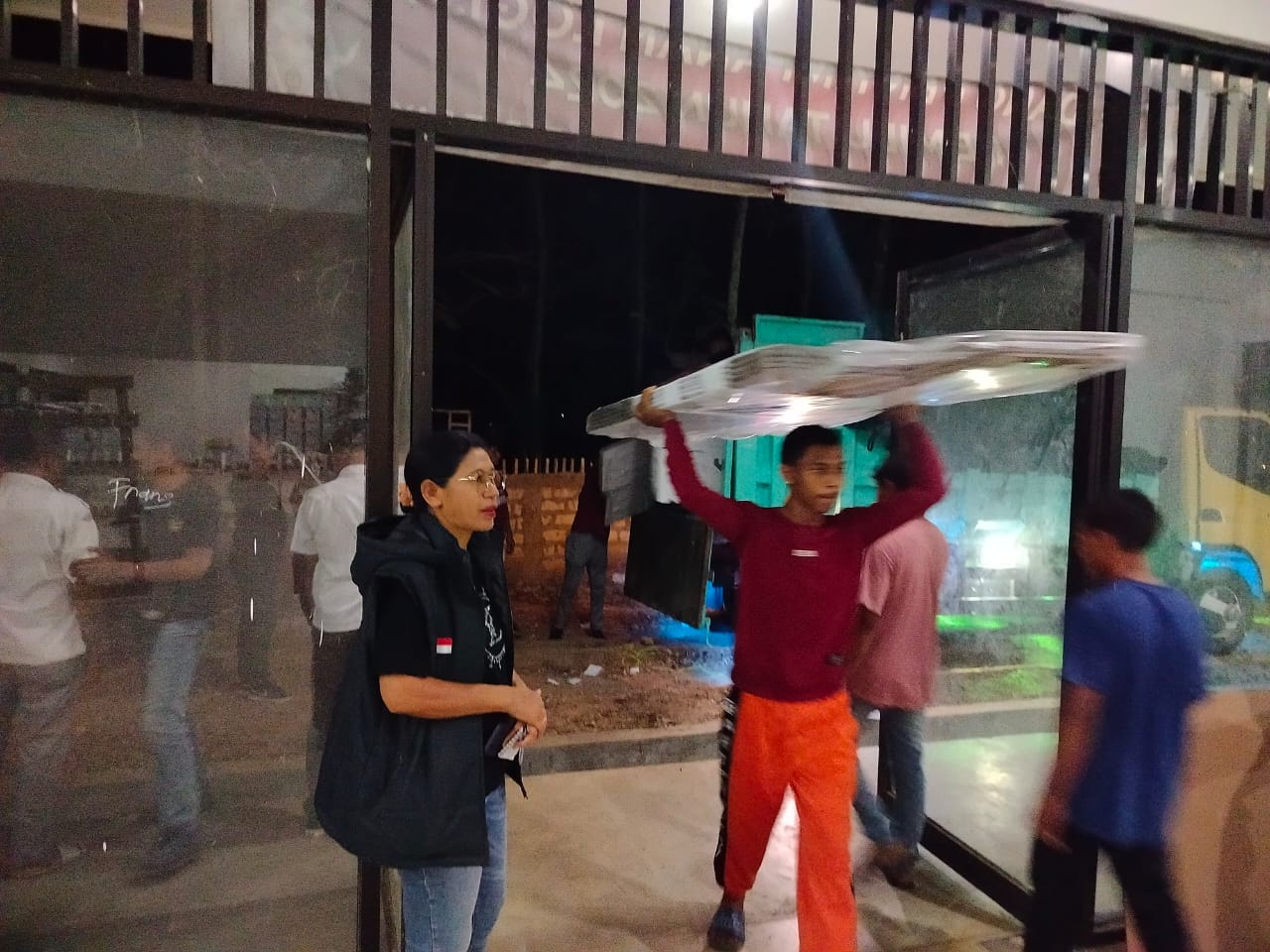 Dok Foto: Penerimaan Kotak Suara Logistik Tahap 1 diawasi Langsung Bawaslu Kabupaten SBD.