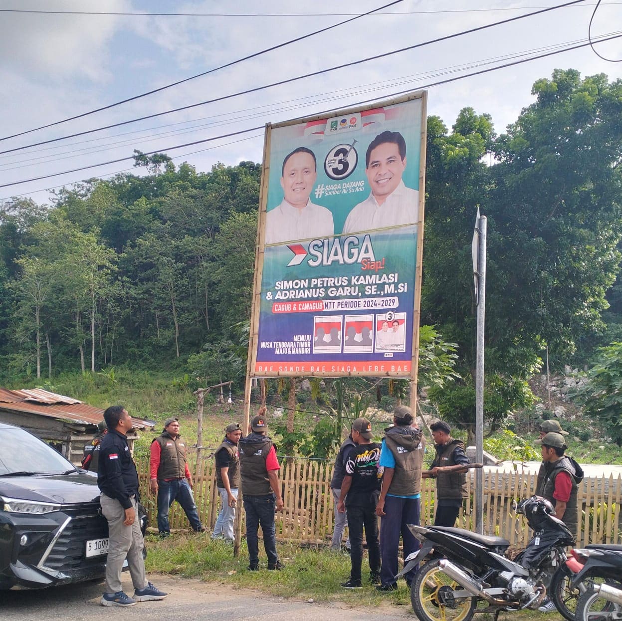 Foto: penertiban Alat Peraga Kampanye (APK)