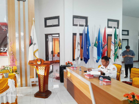 Dok Foto: Anggota Bawaslu Emanuel Koro saat menghadiri Rakor Rakor Persiapan Pelaksanaan Kampanye dan Dana Kampanye Pemilihan Bupati dan Wakil Bupati Kabupaten SBD tahun 2024, Kamis (19/09/2024) di Aula KPU SBD Sore tadi.