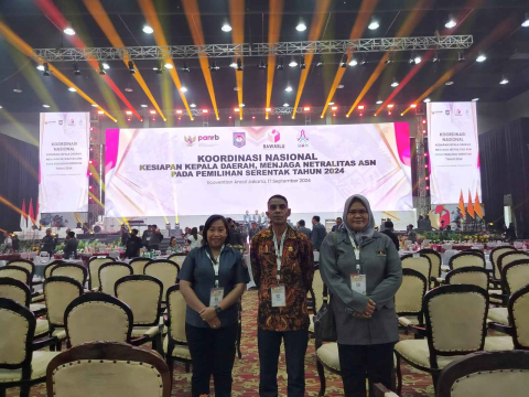 Dok Foto:Anggota Bawaslu Kabupaten Sumba Barat Daya Sekty Handayani dan Koordinator Sekretariat Yosephin Uly Widyastuti