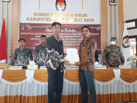 Ketua Bawaslu Kabupaten Sumba Barat Daya  Yeremias Bayoraya Kewuan menerima Berita Acara ( BA ) penetapan DPT yang diserahkan oleh Ketua KPU Sumba Barat Daya Hyronimus Malelak.