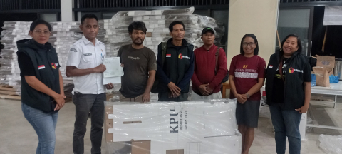 Dok Foto: Penerimaan Kotak Suara Logistik Tahap 1 diawasi Langsung Bawaslu Kabupaten SBD.