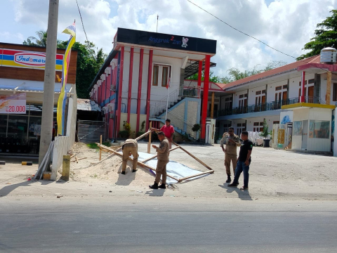 Dok Foto: Penertiban Alat Peraga Kampanye (APK) Bersama Polisi Pamong Praja (Satpol PP) Kabupaten Sumba Barat Daya