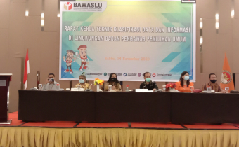 TINGKATKAN PENGELOLAAN INFORMASI PUBLIK, BAWASLU SBD HADIRI RAKERNIS