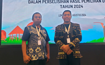 Ket Foto : Komisioner sekaligus Koordinator Divisi Hukum, Pencegahan, Partisipasi Masyarakat, Hubungan Masyarakat dan Hubungan Antar Lembaga Bawaslu SBD dan Staf saat mengikuti Kegiatan Rakornas Evaluasi Pemberian Keterangan Dalam Perselisian Hasil Pemilihan Umum Tahun 2024 di Hotel Lombok Garden, Kota Mataran