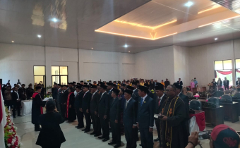 Wakil Ketua Pengadilan Negeri Sumba Barat, Kadek Dedi Arcana, S.H, M.H secara resmi melantik 35 anggota DPRD Sumba Barat Daya periode 2024-2029 di ruang sidang utama DPRD Sumba Barat Daya.