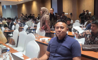 Foto :  Staf Humas Bawaslu SBD Pengelola Website Utama saat mengikuti Kegiatan Sosialisasi Pengelolaan Website utama Bawaslu Hasil Unifikasi.  