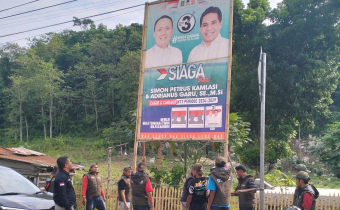 Foto: penertiban Alat Peraga Kampanye (APK)