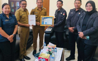 Ketua Bawaslu Kabupaten Sumba Barat Daya Yeremias Bayoraya bersama Anggota dan kordinator Sekretariat secara resmi menyerahkan laporan pertanggungjawaban dana hibah Pilkada 2024 kepada Wakil Bupati Kabupaten Sumba Barat Daya Dominikus Aphwan Rangga Kaka, S. P., di Ruang Kantor Wakil Bupati.